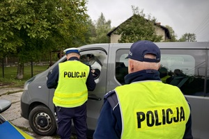 policjanci w trakcie kontroli drogowej