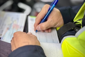 policjanci w trakcie kontroli drogowej
