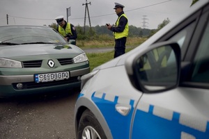 policjanci w trakcie kontroli drogowej