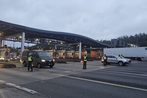 policjanci w trakcie kontroli trzeźwości kierujących