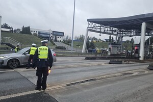 policjanci w trakcie kontroli trzeźwości kierujących