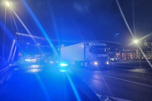 policjanci w trakcie kontroli trzeźwości kierujących