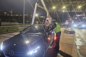 policjanci w trakcie kontroli trzeźwości kierujących