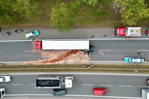 miejsce wypadku drogowego oraz służby, działające na miejscu.