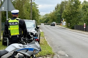 policjant przy torowisku.