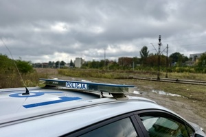 policjant przy torowisku.