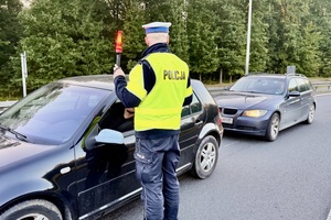 policjant w trakcie kontroli drogowej.