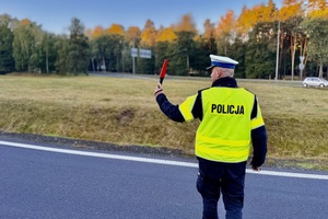 policjant w trakcie kontroli drogowej.