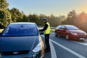 policjant w trakcie kontroli drogowej.