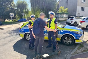 policjanci w trakcie kontroli drogowej