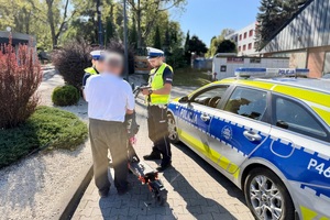 policjanci w trakcie kontroli drogowej