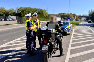 policjanci w trakcie kontroli drogowej