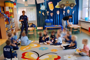 policjanci w trakcie spotkania z dziećmi