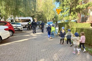 policjanci w trakcie spotkania z dziećmi