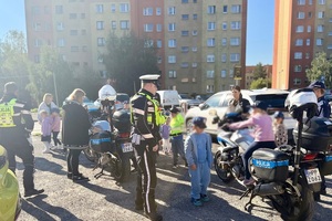 policjanci w trakcie spotkania z dziećmi