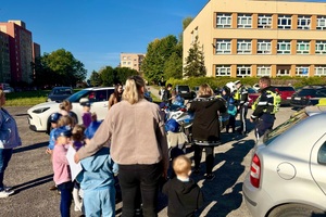 policjanci w trakcie spotkania z dziećmi