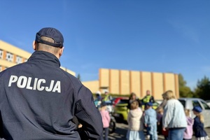 policjanci w trakcie spotkania z dziećmi