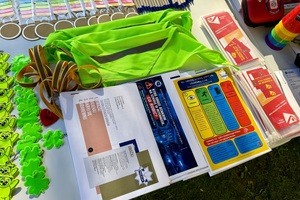 policjanci na pikniku dotyczącym bezpieczeństwa