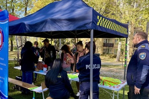policjanci na pikniku dotyczącym bezpieczeństwa