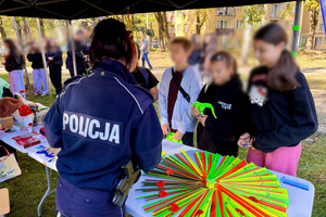 policjanci na pikniku dotyczącym bezpieczeństwa