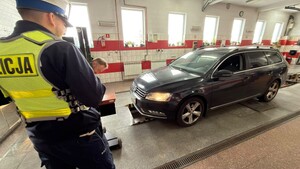 Policjant i diagnosta sprawdzają oświetlenie samochodu
