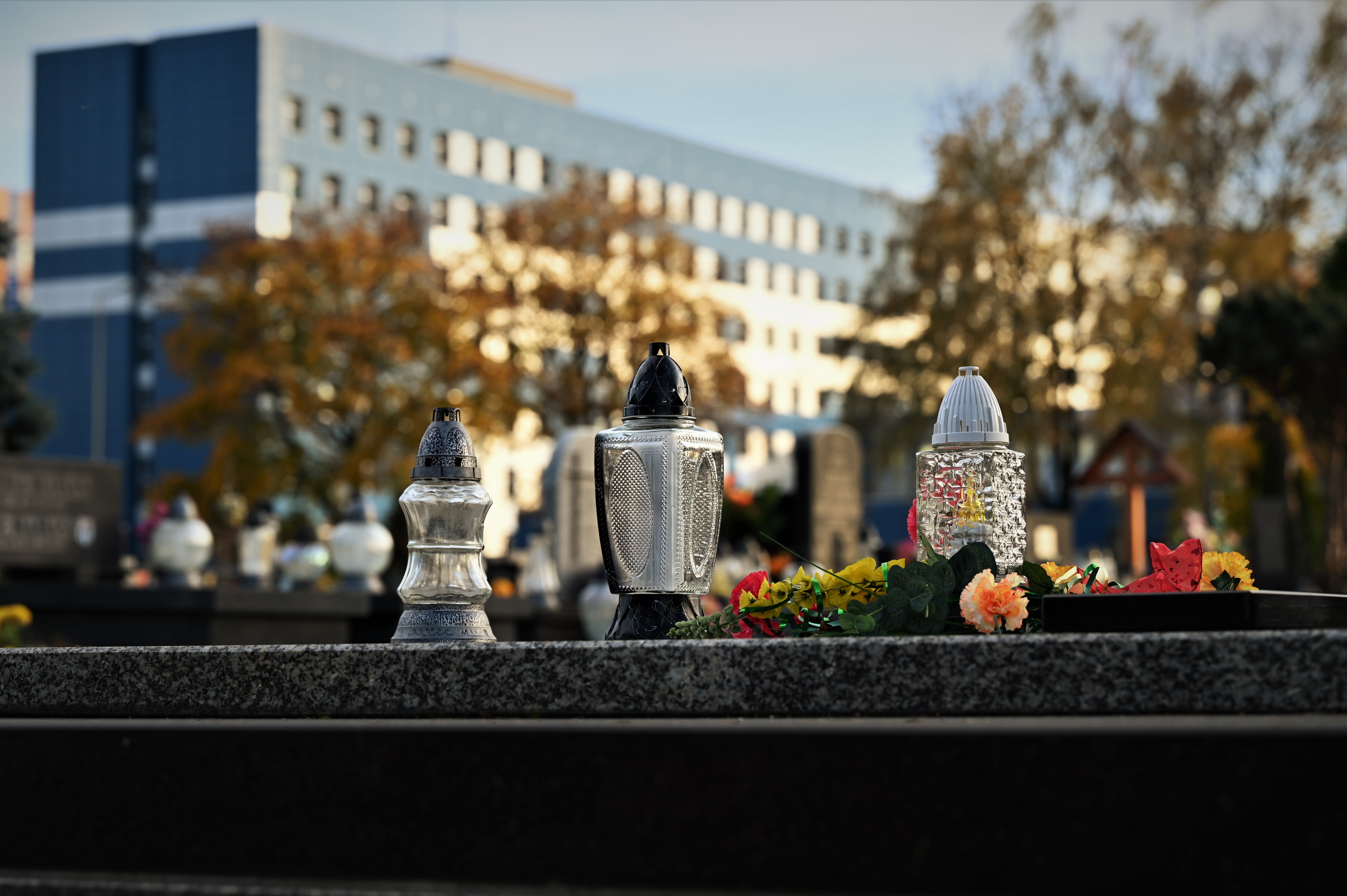 zdjęcie przedstawia znicze stojące na pomniku